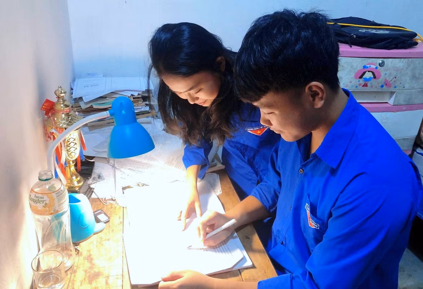 Anh Nguyễn Tất Hùng - Phó Bí thư Huyện đoàn Đô Lương chia sẻ: "Trước đó các đoàn cơ sở sẽ khảo sát xem những em học sinh nào có nhu cầu kèm học và cần kèm những môn gì. Các cơ sở đoàn từ đó sẽ tìm kiếm những đoàn viên là sinh viên có thành tích học tập xuất sắc, các giáo viên dạy giỏi phù hợp với môn học của các em cần để đến hỗ trợ kèm cặp ôn thi. Tùy vào lịch của các em, các đoàn viên sẽ đến hỗ trợ vào buổi ngày hoặc buổi đêm".