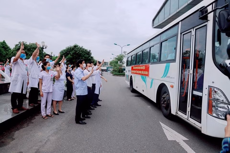 Lãnh đạo ngành Y tế Nghệ An tạm biệt 52 cán bộ nhân viên y tế lên đường Hà Tĩnh làm nhiệm vụ.