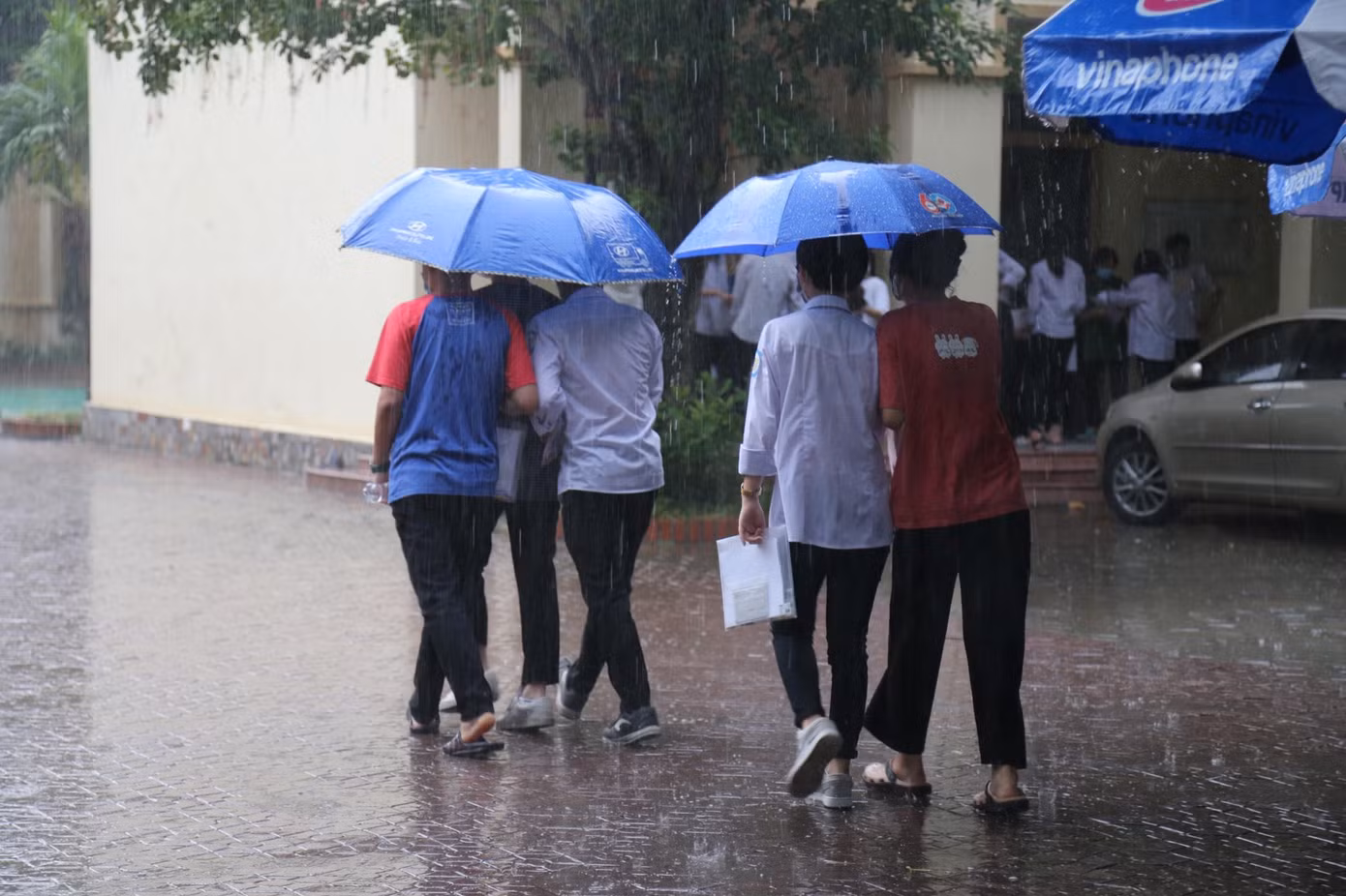 Bước vào buổi thi đầu tiên, Nghệ An vẫn còn 7 thí sinh F1 và đều có kết quả xét nghiệm âm tính với virus SARS-CoV-2, đã cách ly đủ 21 ngày, các em được xe chuyển dụng đưa đón đến điểm thi, tránh tiếp xúc với thí sinh khác. Trước đó, tất cả các thí sinh trong diện F1,F2 và thí sinh trong khu vực phong tỏa cũng đã được test nhanh tại các địa phương.