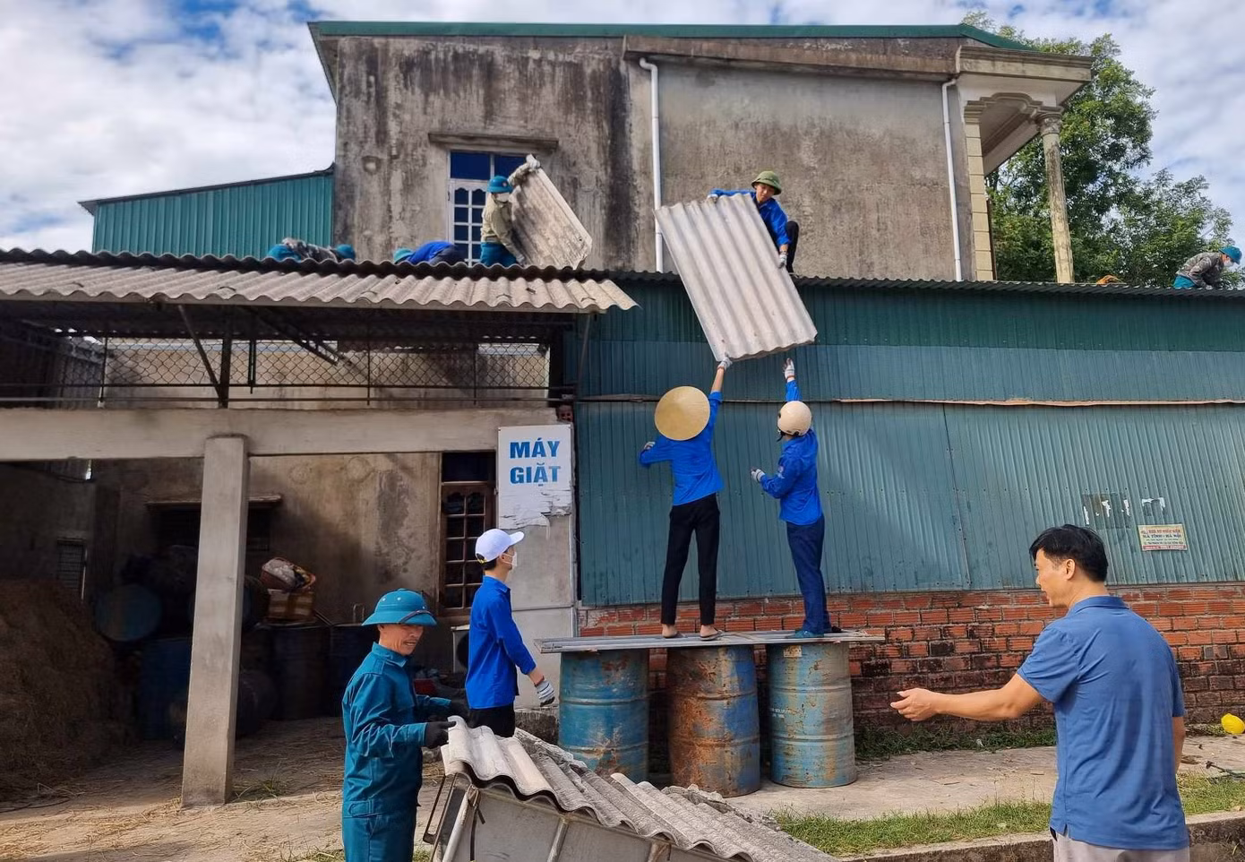 Đoàn thanh niên hỗ trợ di dời tài sản, nhà cửa cho người dân ảnh hưởng dự án cao tốc Bắc - Nam để sớm bàn giao mặt bằng.