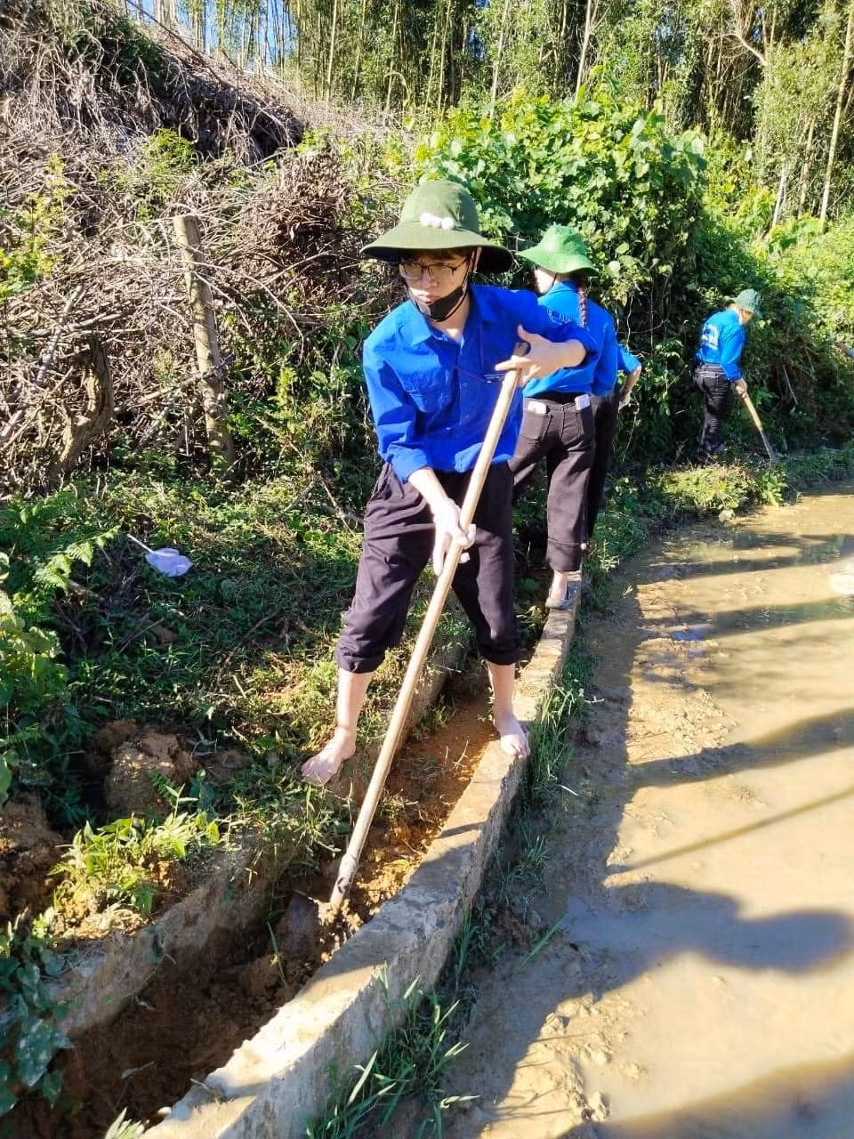 Không chỉ cấy lúa giúp dân, đoàn thanh niên cũng phối hợp với các xóm bản rà soát lại các điểm thiếu nước để cấy lúa, từ đó hỗ trợ người dân dẫn nước vào ruộng, nạo vét kênh mương… để đảm bảo đủ nước cấy lúa.