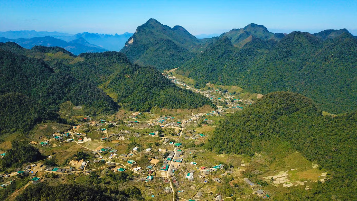 Xã Mường Lống, huyện Kỳ Sơn (Nghệ An) nằm trong thung lũng của dãy Trường Sơn hùng vĩ với độ cao 1.500m so với mực nước biển, diện tích toàn xã hơn 142,30km2 là nơi cư ngụ của 4.800 người. Gần 100% dân số bản địa là dân tộc Mông.