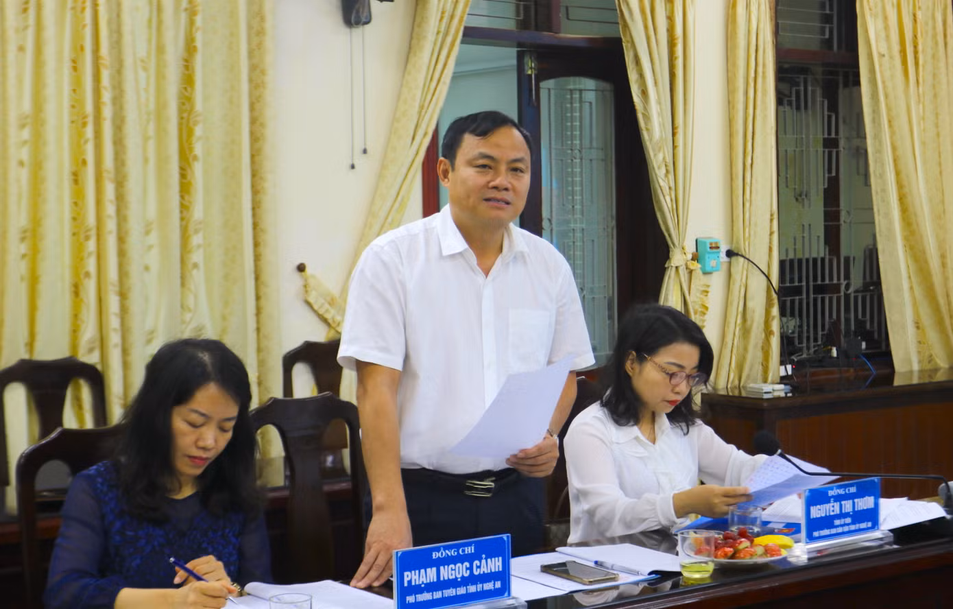 Ông Phạm Ngọc Cảnh - Phó Trưởng Ban Tuyên giáo Tỉnh ủy Nghệ An phát biểu tại hội nghị.