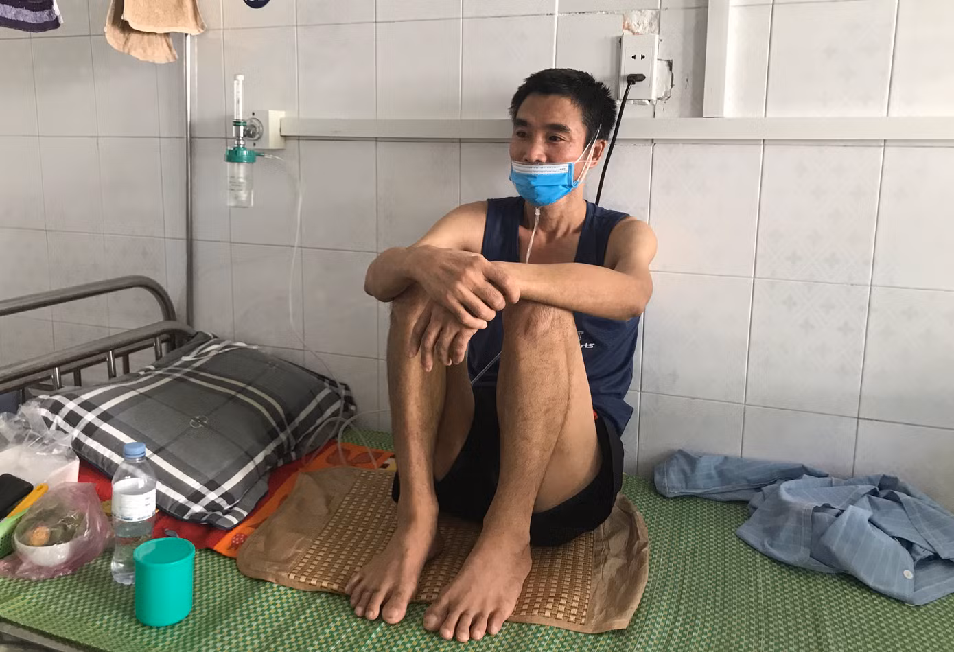 Anh Trần Ngọc Hoa đang được điều trị bệnh, thở oxy tại Bệnh viện Phổi Nghệ An.
