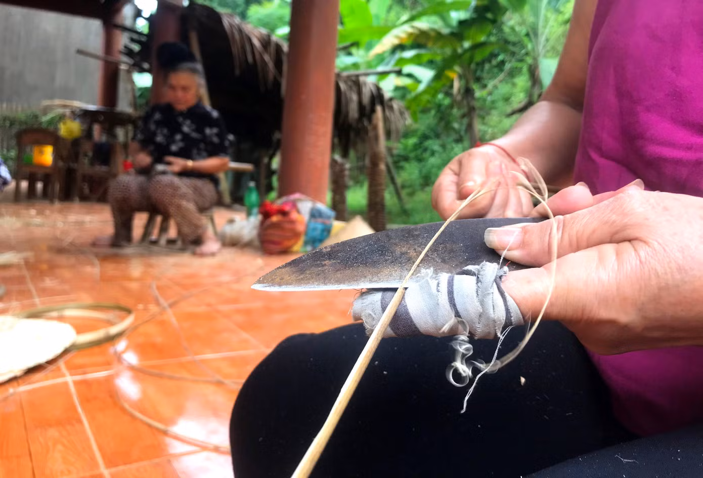 Đầu năm 2014, một nhóm hộ làm sản phẩm mây, tre đan bản Diềm được thành lập với 17 thành viên. Nhóm hộ cung cấp các sản phẩm cho sinh hoạt hàng ngày như quạt, mâm cơm bằng mây, rổ rá, gùi, ép xôi...Các sản phẩm này khi làm ra, người dân lập những tổ nhỏ đi bán tại các phiên chợ và dần dần bán khắp các nơi trong huyện Con Cuông.