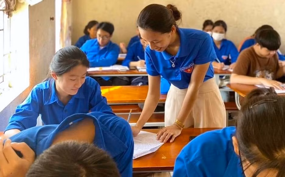 Các em học sinh được các đoàn viên, giáo viên tận tình chỉ bảo, giải đáp những bài học khó.