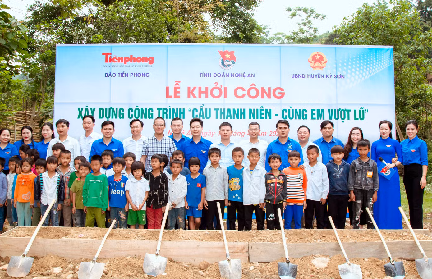BTC, người dân, đoàn viên thanh niên, các em nhỏ chụp hình lưu niệm.