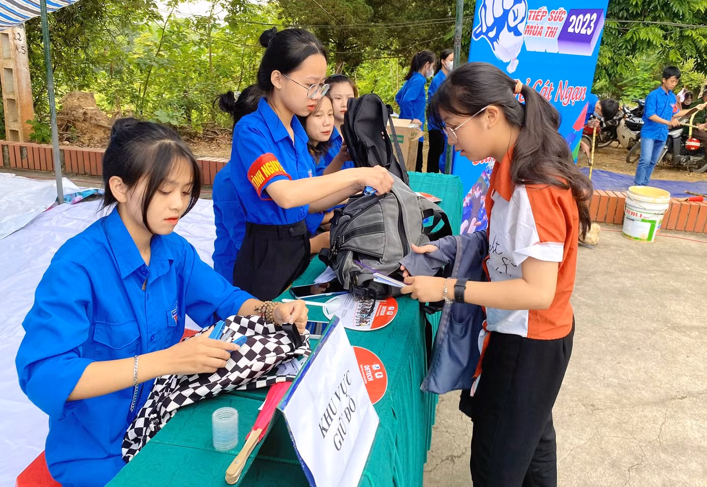 Thanh niên tình nguyện còn hết mình hỗ trợ các thí sinh trong việc giữ đồ, hướng dẫn thí sinh những đồ dùng nào mang được vào phòng thi và kiểm tra giúp thí sinh còn quên giấy tờ gì, đảm bảo quá trình thi diễn ra tốt đẹp.