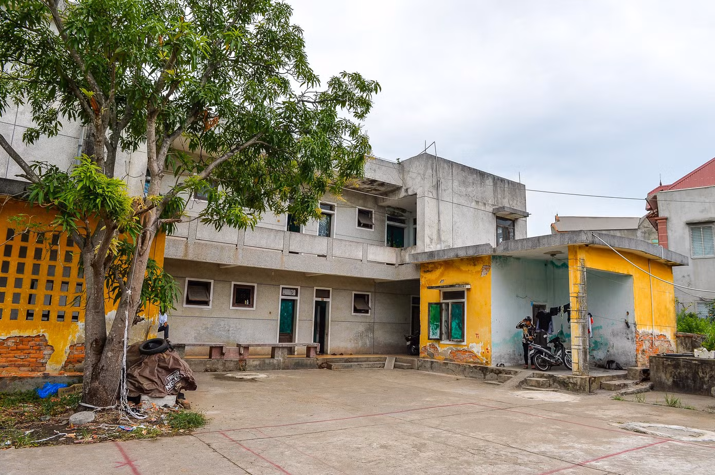 Khu nhà trọ ở xí nghiệp cũ, nơi những bệnh nhân chạy thận trú ngụ.
