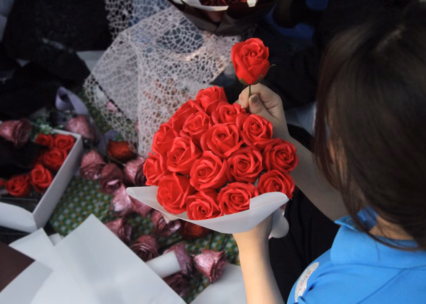 "Chúng em luôn cố gắng cắm được thật nhiều hoa, bán được thật nhiều để có tiền giúp đỡ nhiều hoàn cảnh nghèo khó, những bạn sinh viên có hoàn cảnh khó khăn trong trường", nam sinh Đức chia sẻ.