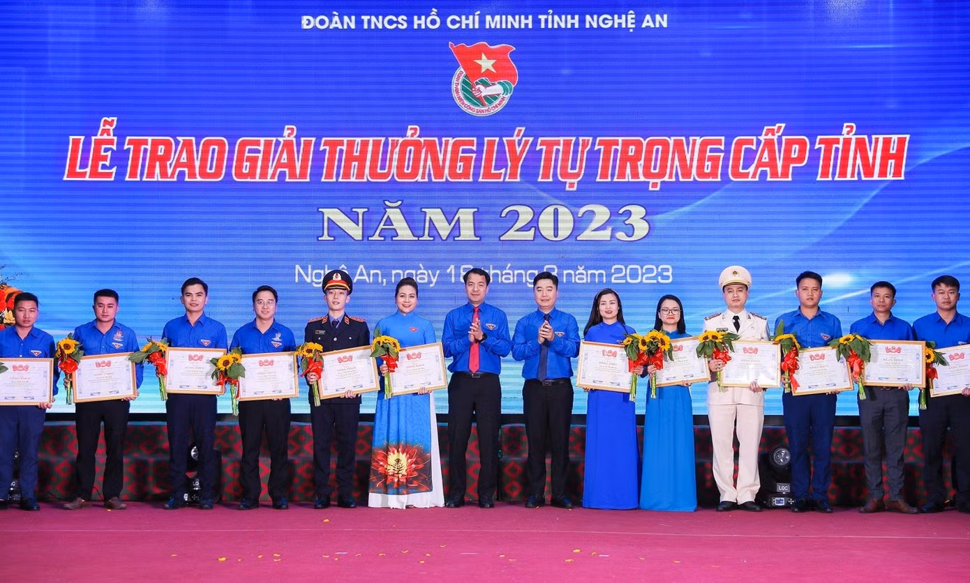 Anh Ngô Văn Cương và anh Lê Văn Lương trao bằng khen cho các đoàn viên, thanh niên đạt giải thưởng Lý Tự Trọng cấp tỉnh.