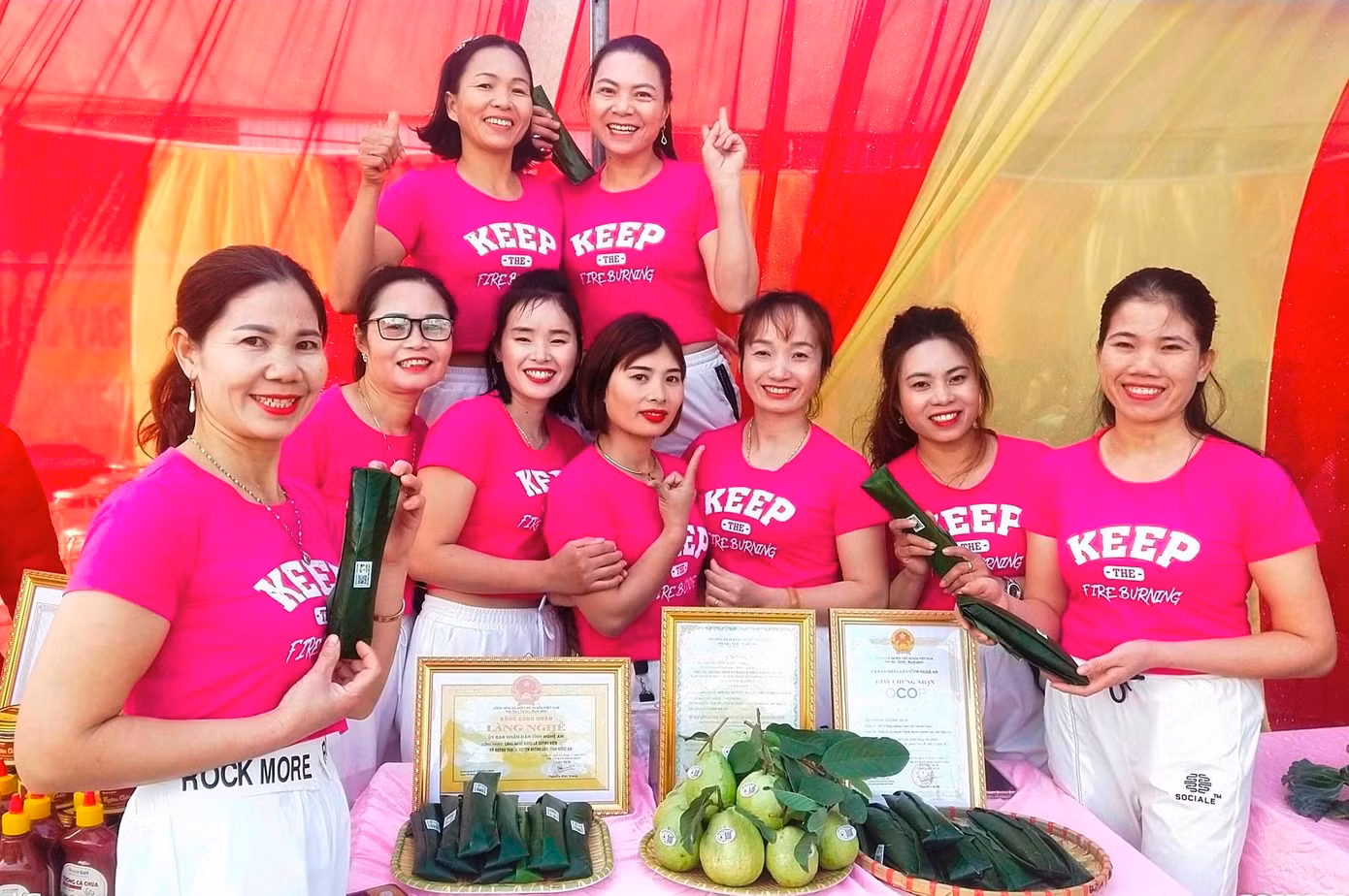 Ông Nguyễn Bá Trinh - Chủ tịch Hội Nông dân xã Quỳnh Thạch, cho biết, bánh lá Quỳnh Viên có từ hàng trăm năm và được chứng nhận làng nghề từ tháng 11/2023. Đây là một trong những động lực để người dân cùng "giữ lửa nghề". Nghề gói bánh lá không chỉ tạo việc làm và thu nhập cho hàng trăm lao động mà còn làm cho đời sống nhân dân Quỳnh Viên, xã Quỳnh Thạch ngày càng khởi sắc.