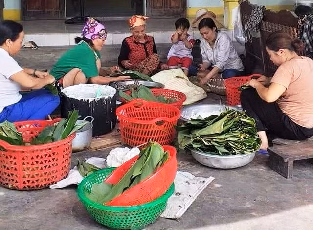 Làng nghề bánh lá Quỳnh Viên hiện có 40 cơ sở, hộ gia đình làm nghề, tạo việc làm và thu nhập cho hàng trăm lao động của địa phương. Bình quân mỗi ngày làng nghề gói từ 1.800 - 2.000 chiếc bánh, những lúc có việc hiếu, hỉ, tiệc… lên đến 3.000- 4.000 chiếc, công việc đều tay không nghỉ.