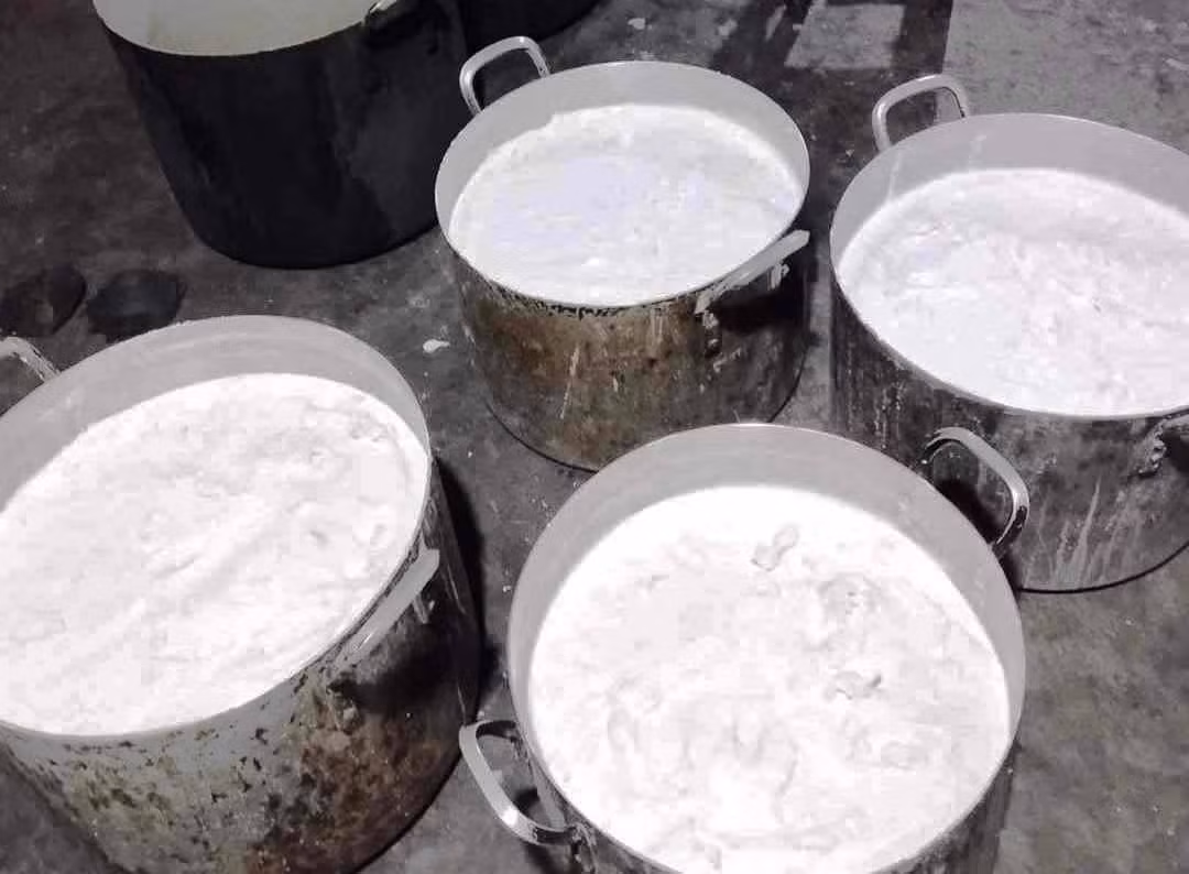 Nguyên liệu chính của bánh lá là gạo tẻ đã làm sạch, ngâm nước đủ 5 tiếng, đến gần sáng hôm sau mới được mang đi xay ra thành bột nước. Trước đây, người dân thường xay bột bằng cối đá. Từ ngày có máy xay bột thì việc xay bột đã nhẹ nhàng hơn. Để kịp có bánh bán buổi sáng thì khoảng 2 giờ sáng, người thợ đã phải dậy sớm bắt tay vào làm việc. Với công đoạn xay bột thì mất khoảng 30-60 phút tùy vào lượng gạo làm.
