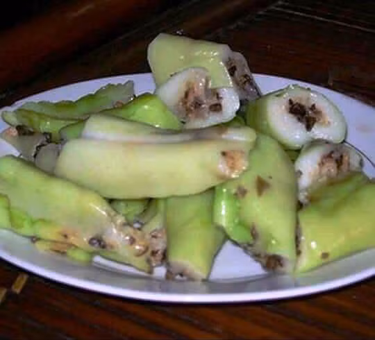 Những lát bánh lá nóng hổi, thơm ngon.