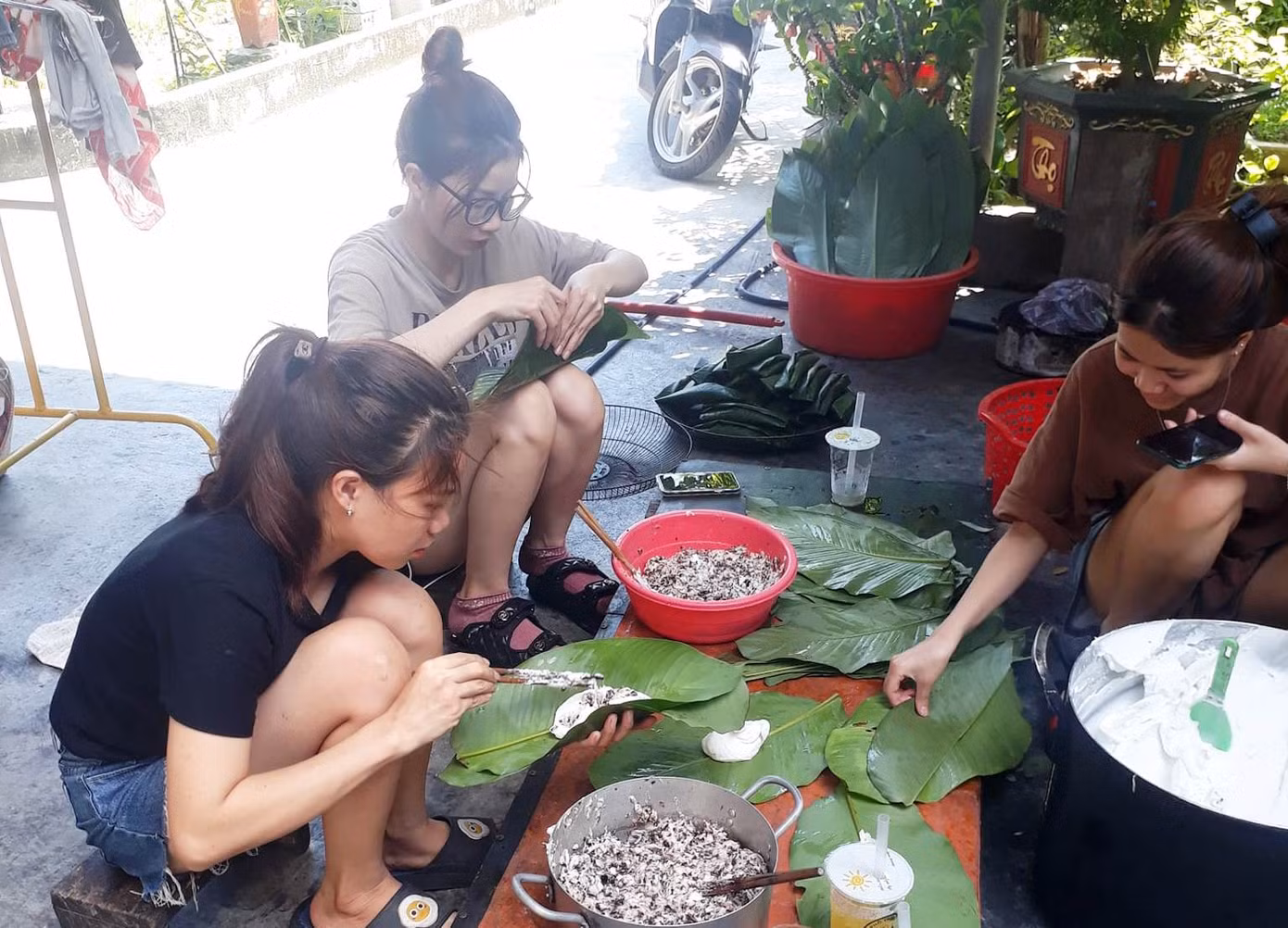 Nhiều bạn trẻ tranh thủ ngày hè phụ gia đình làm bánh lá tăng thu nhập.