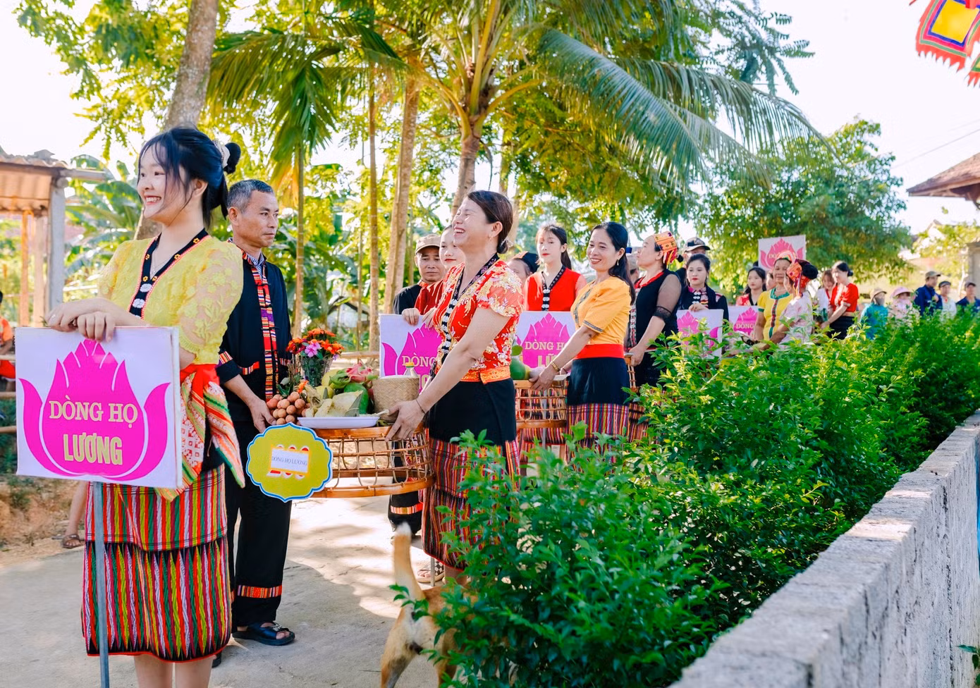 Các dòng họ sau đó sẽ cử người đại diện bê mâm lễ rước. Dẫn đoàn rước lễ là thầy mo đến các mâm lễ. Bà con dân bản và quan khách cùng đi bộ rước từ nhà văn hóa ra Miếu Bản Bộng để làm lễ. Ảnh: Hạnh Phúc.