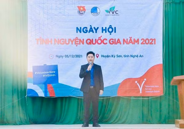 Anh Lê Văn Lương - UV BCH Trung ương Đoàn, Bí thư Tỉnh đoàn Nghệ An phát biểu tại Ngày Hội. Những món quà đến với người dân nghèo huyện biên giới Kỳ Sơn, Nghệ An. BTC trao quà cho học sinh có hoàn cảnh khó khăn. BTC trao tặng 6 chiếc máy thở và 600 "Túi thuốc an sinh" cho Trung tâm Y tế các huyện Anh Sơn, Tương Dương, Kỳ Sơn, Nghĩa Đàn và Bệnh viện Đa khoa Tây Bắc, Bệnh viện Đa khoa Tây Nam.