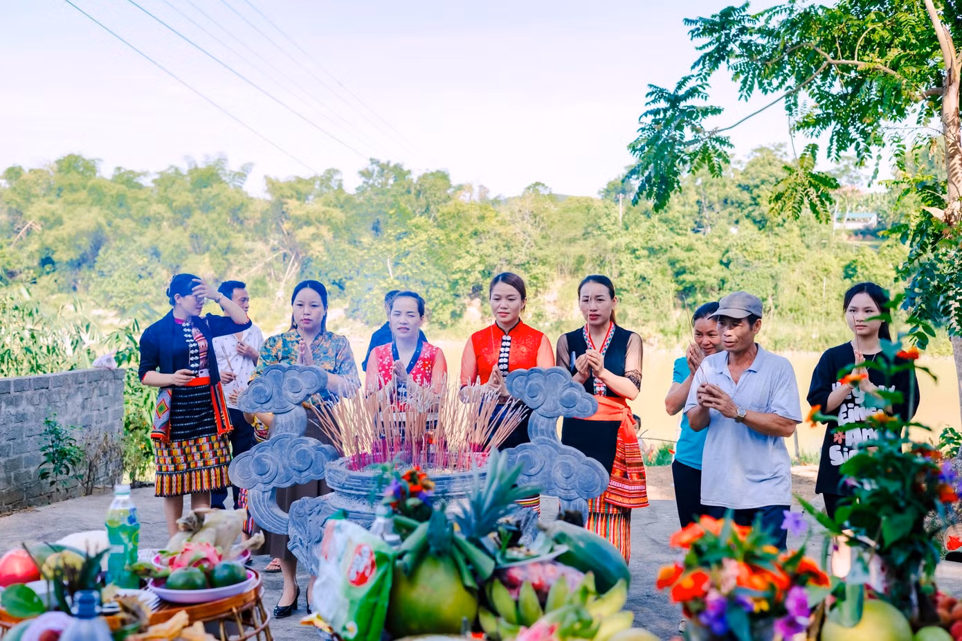 Sau khi thầy mo cúng, các dòng họ, bà con dân bản cùng dâng hương lên để cảm tạ trời đất, cầu mong một năm mưa thuận gió hòa. Ảnh: Hạnh Phúc.