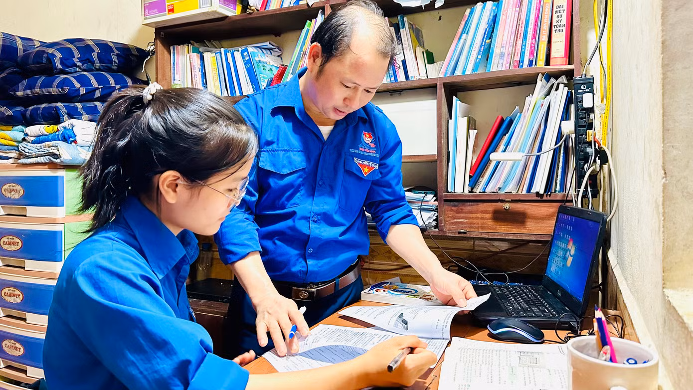Các cơ sở đoàn xã, thị trấn thành lập các đội hình giảng viên, giáo viên trẻ, sinh viên có thành tích học tập tốt tại các địa phương để hỗ trợ ôn tập kiến thức, giải đáp các thắc mắc, bài tập khó cho học sinh lớp 12 trên địa bàn.