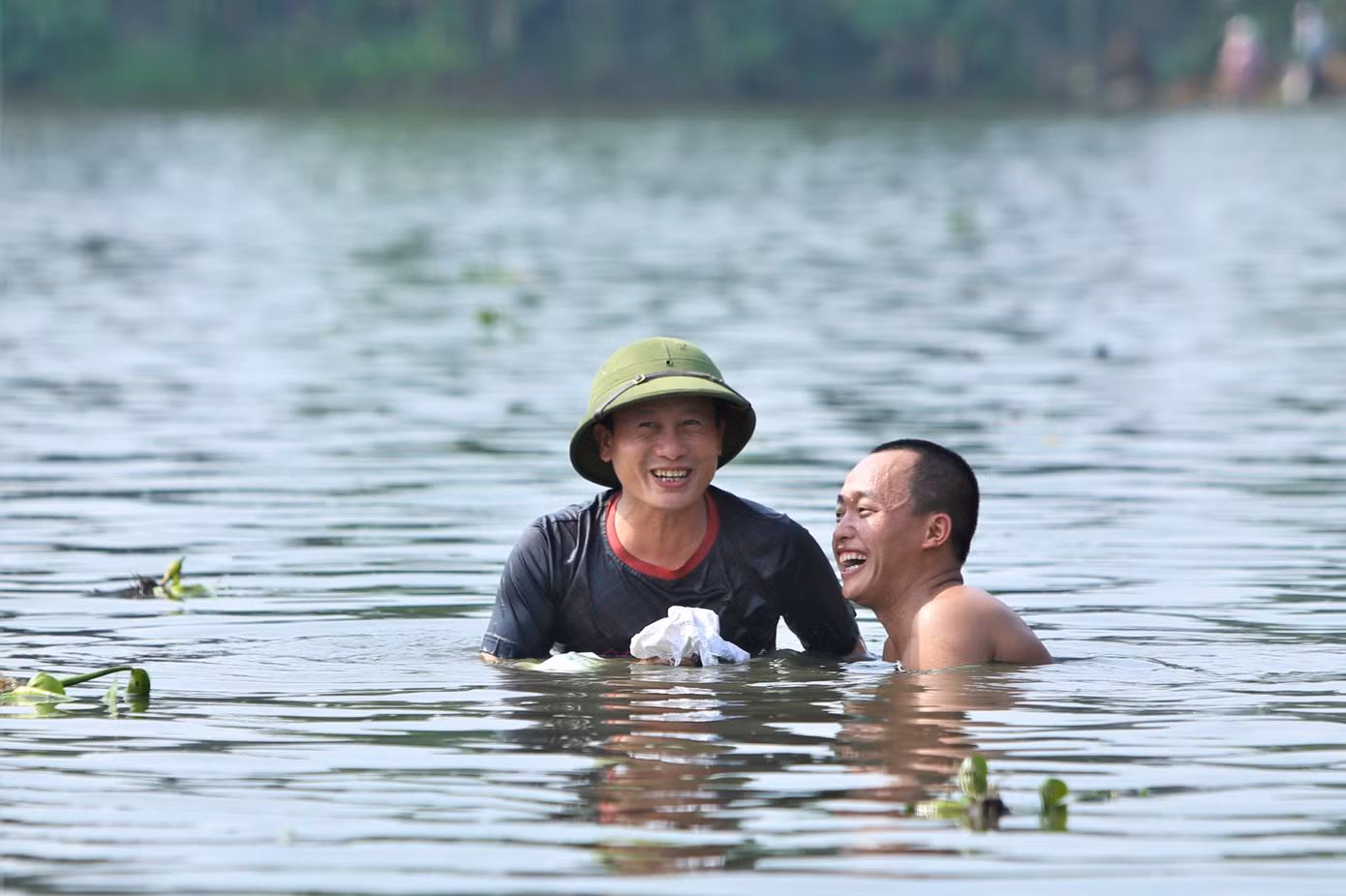 Năm nay, lễ hội thu hút gần cả nghìn người dân từ TP Vinh, Nghi Lộc, Diễn Châu, thị xã Cửa Lò (Nghệ An) và huyện Nghi Xuân (Hà Tĩnh) đến tham gia. Với các nơm thủ, họ đều bắt được cá. Thậm chí có người còn săn được các loại cá chép, mè nặng 3-5 kg.