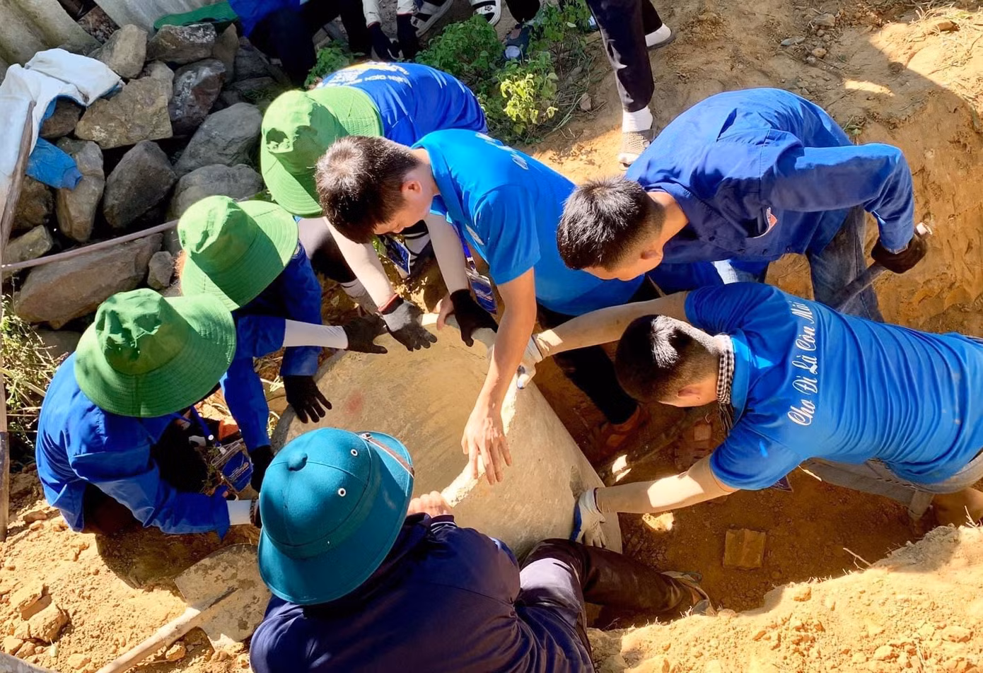 Các đội tình nguyện xung kích hỗ trợ xây dựng cho người dân, tham gia các hoạt động vệ sinh môi trường.