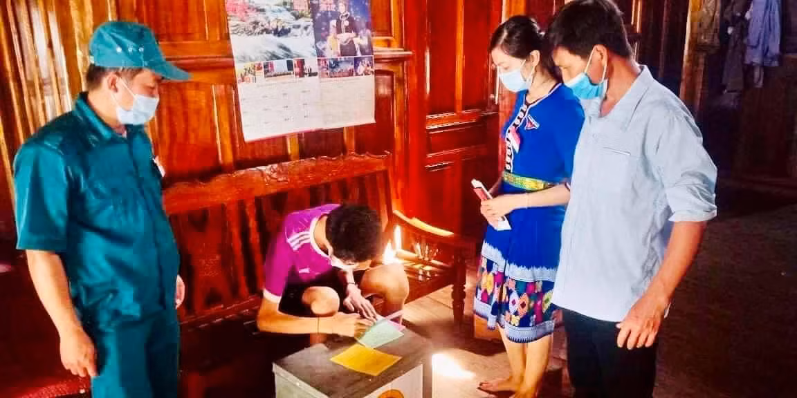Địa hình miền núi đi lại khó khăn nhưng những cán bộ ủy ban bầu cử địa phương cũng đến từng nhà cử tri già yếu, tàn tật đảm bảo lá phiếu của họ được đầy đủ, bầu đại biểu uy tín, đại diện cho tiếng nói của người dân. Cán bộ Đồn biên phòng Na Loi (Bộ Chỉ huy Bộ đội Biên phòng Nghệ An) cùng tổ thành viên đến nhà người dân cao tuổi để họ bỏ phiếu. Những người phụ nữ địu con sau lưng tới địa điểm bỏ phiếu. Món quà mà cử tri tặng cho tổ thành viên mang thùng phiếu đến tận nhà, tận bản là những quả mận trong vườn. Không khí rộn ràng ngày hội non sông, thắm tình đoàn kết tại miền biên giới Nghệ An.