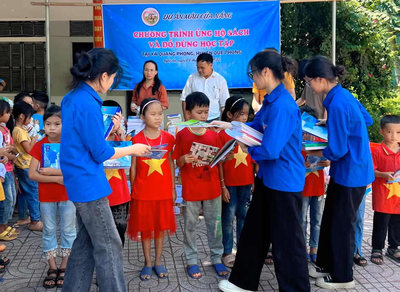 "Thấy các em nhỏ cười vui là chúng em hạnh phúc", Bảo Chi chia sẻ.