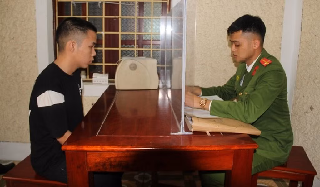 Đối tượng Hùng tại cơ quan công an.