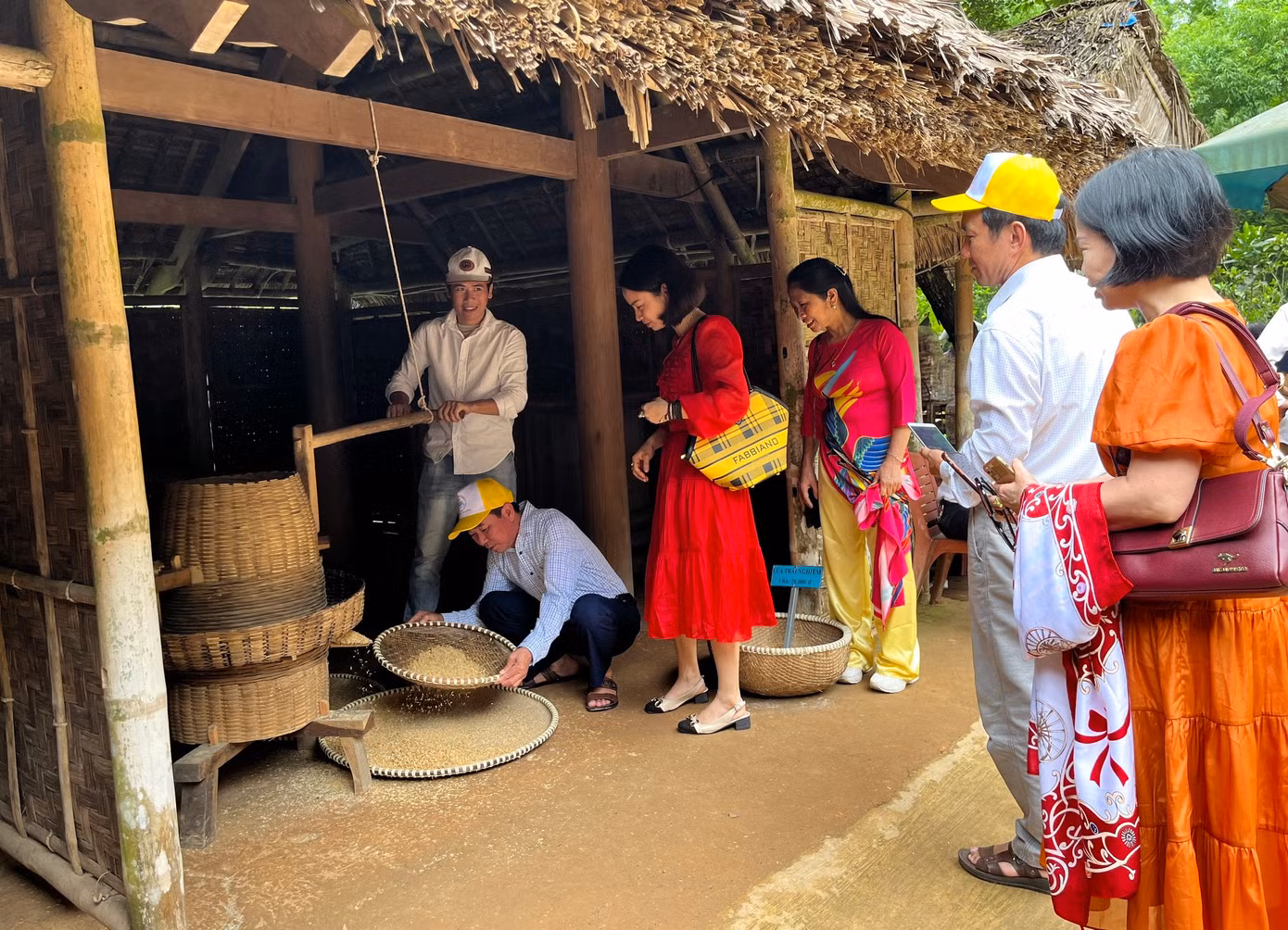 Đặc biệt, du khách sẽ được trải nghiệm những hoạt động bình dị, mộc mạc thôn quê như xay lúa, giã gạo.