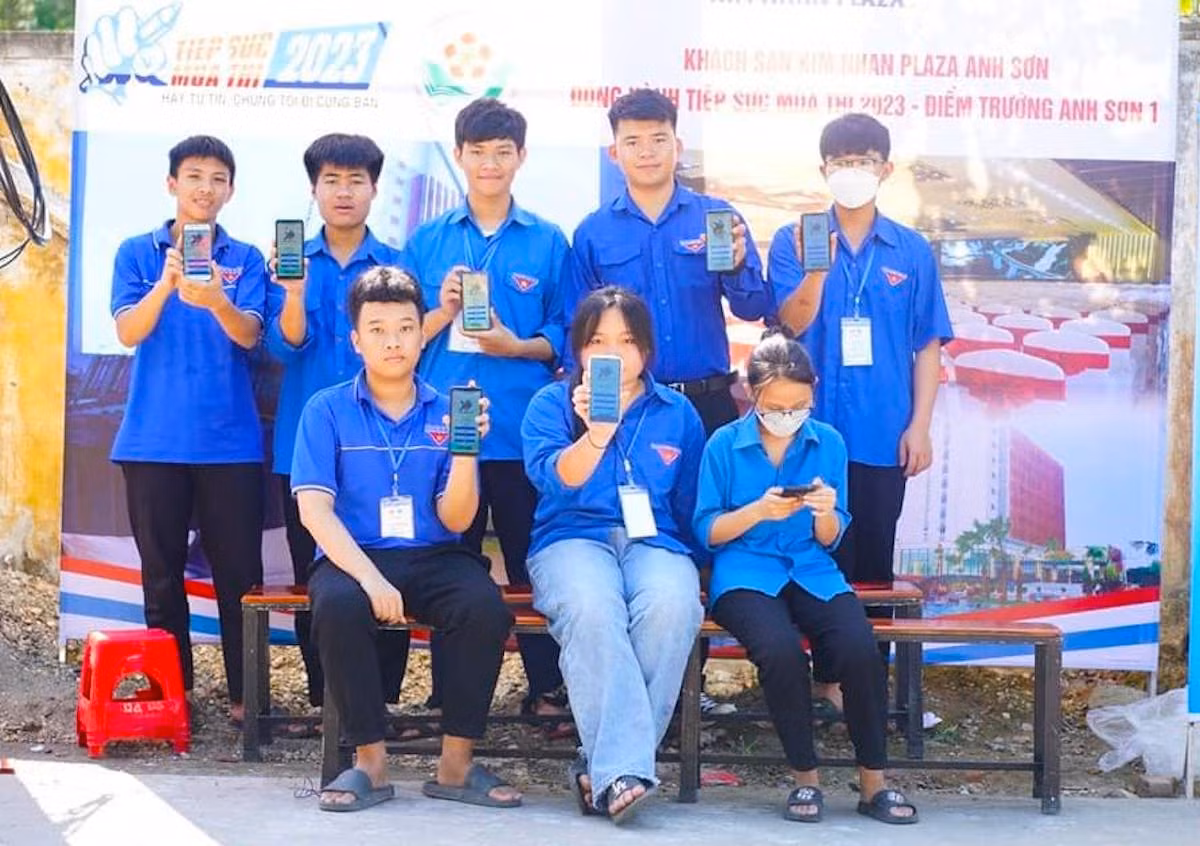 Các đoàn viên ở điểm thi THPT Anh Sơn 1 (huyện Anh Sơn) và đoàn viên huyện Yên Thành (Nghệ An).