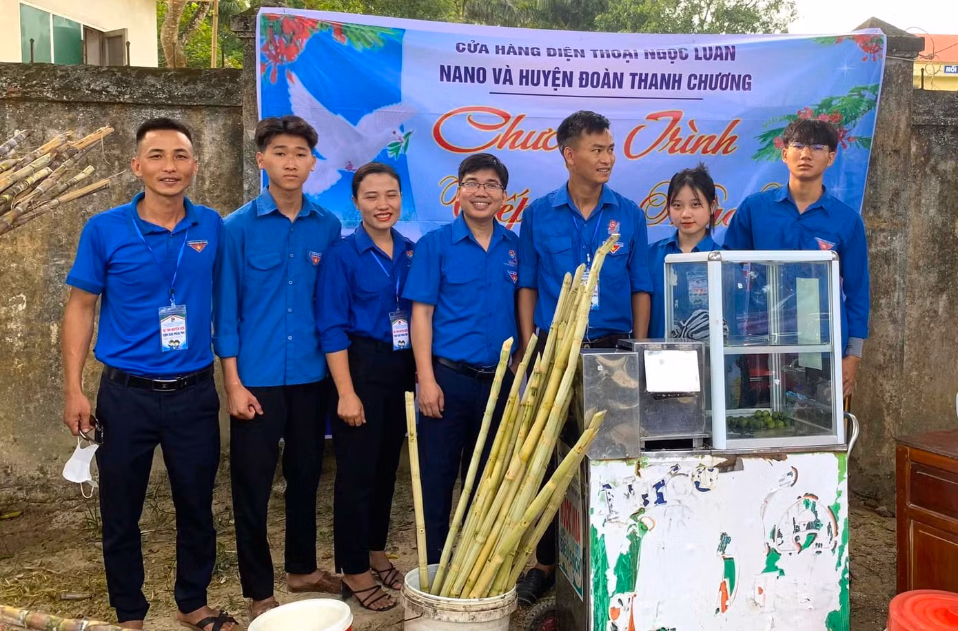 Anh Lê Văn Dũng - Phó Bí thư Huyện Đoàn Thanh Chương (Nghệ An) cho biết: "Phụ huynh và thí sinh tại 4/7 điểm thi của huyện được phát nước mía miễn phí. Toàn bộ máy móc, mía được các nhà hảo tâm trên địa bàn hỗ trợ. Ngoài ra, các cơ sở đoàn tại huyện Thanh Chương triển khai các đội phản ứng nhanh, xe ôm miễn phí đưa đón các thí sinh ở vùng sâu, vùng xa, thí sinh khuyết tật đến điểm thi an toàn".