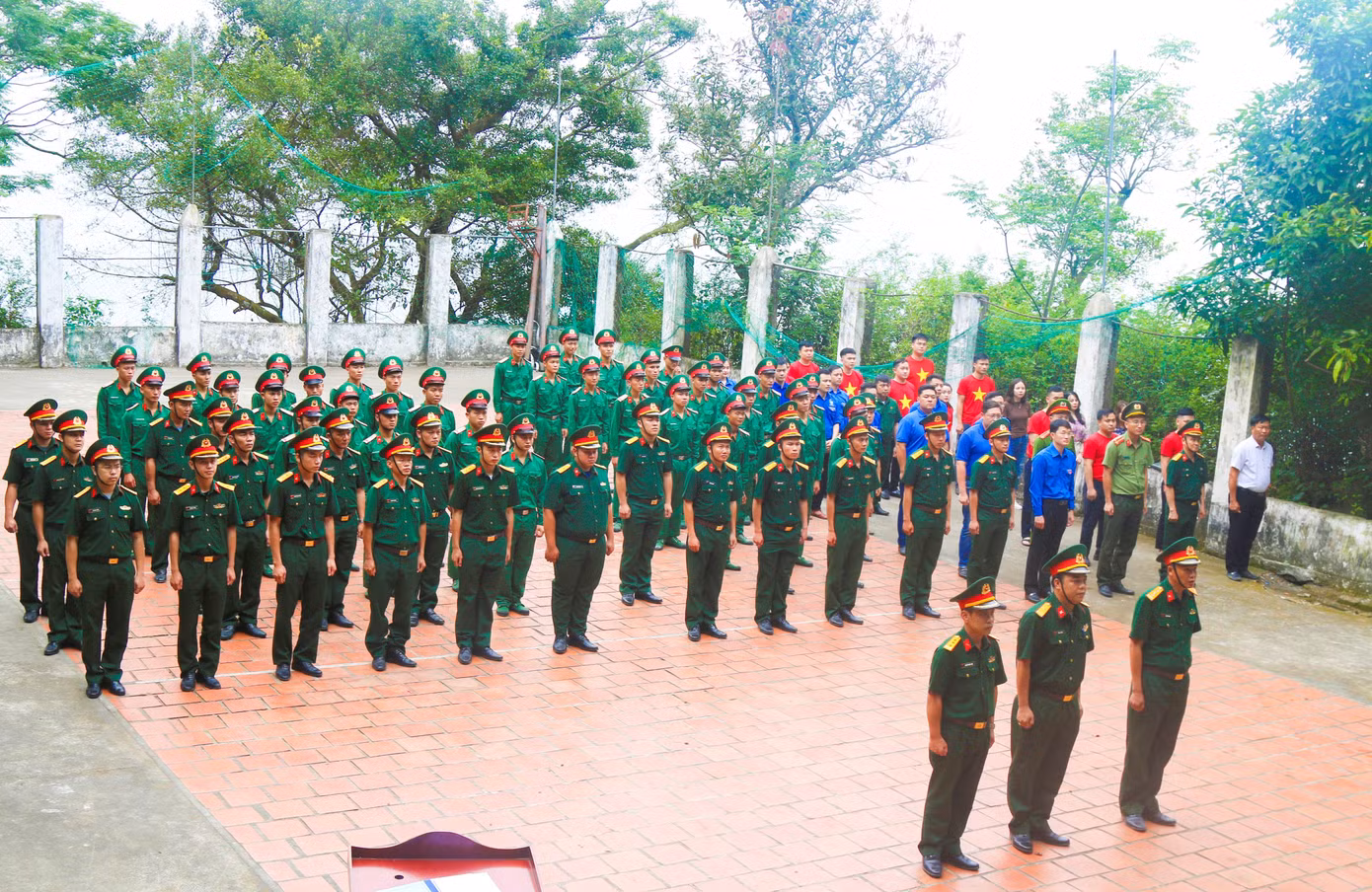 Thiếu tá CN Đậu Khắc Hồng dõng dạc đọc 10 lời thề danh dự của quân nhân "Chúng tôi, quân nhân trong Quân đội Nhân dân Việt Nam, lấy danh dự người chiến sỹ cách mạng, xin thề dưới lá cờ vinh quang của Tổ quốc..."
