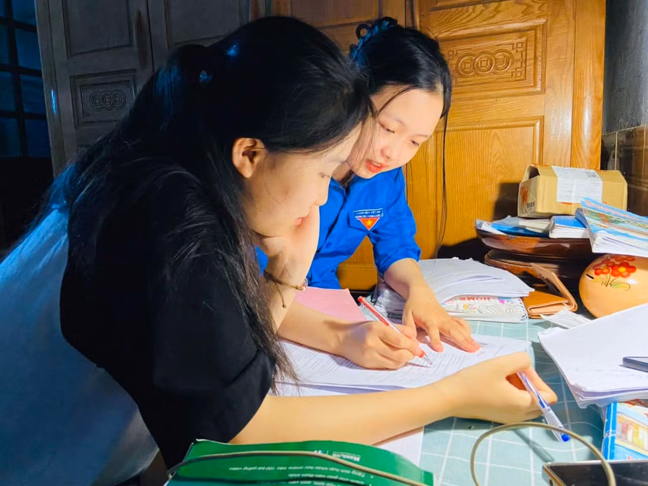 Bất kể ngày hay đêm thì các đoàn viên cũng nhiệt tình cùng các học sinh ôn tập để chuẩn bị cho kỳ thi quan trọng sau 12 năm đèn sách.