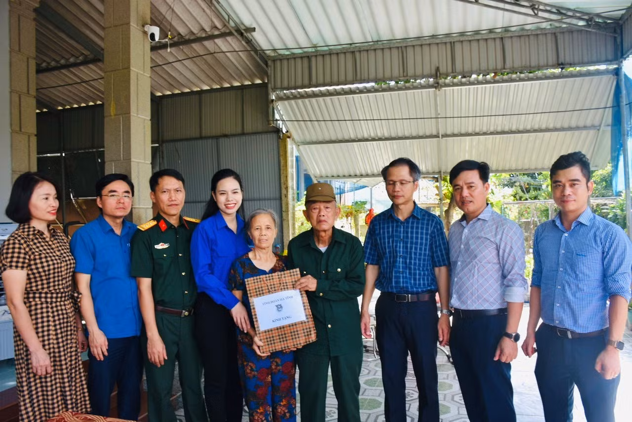 Tỉnh Đoàn Hà Tĩnh và ngành địa phương cũng tặng quà cho các gia đình thanh niên xung phong, gia đình chính sách. Đây là dịp để tuổi trẻ Hà Tĩnh phát huy truyền thống đạo lý “Uống nước nhớ nguồn” của dân tộc.