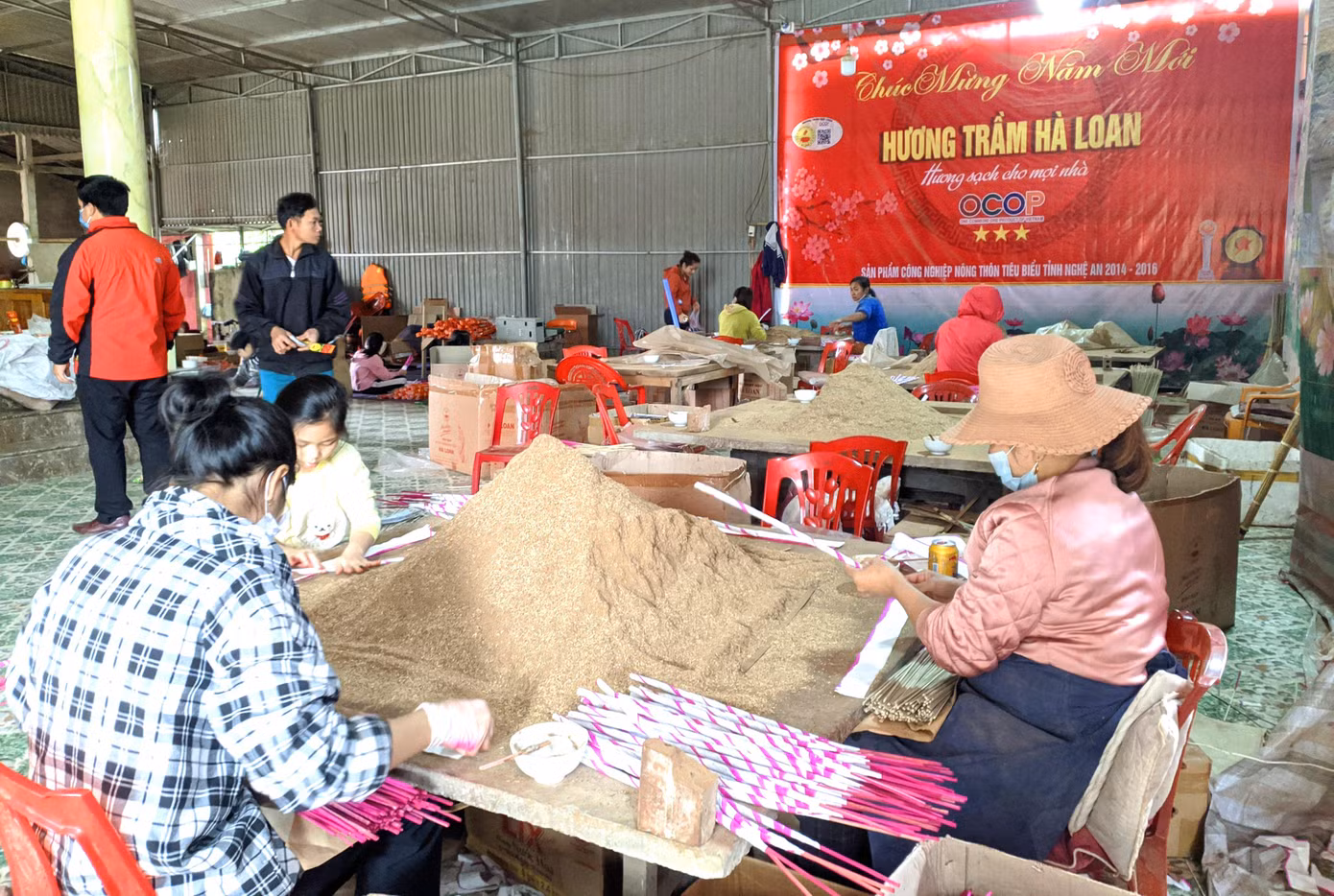 Hương trầm Tết Nguyên đán được làm vào thời điểm 3 tháng cuối năm, bởi nếu quấn sớm cây hương sẽ bị ẩm mốc, đốt không cháy hoặc mất mùi hương.
