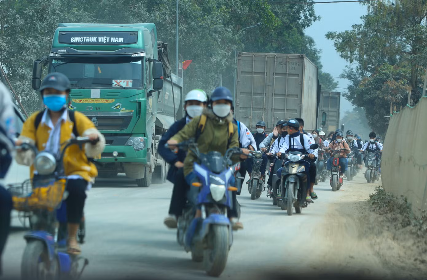 Xe tải, xe ben chở vật liệu chạy nhiều trên tuyến tỉnh lộ 542C tiềm ẩn nguy cơ xảy ra tai nạn giao thông. Xe tải, xe ben chở vật liệu chạy nhiều trên tuyến tỉnh lộ 542C tiềm ẩn nguy cơ xảy ra tai nạn giao thông.