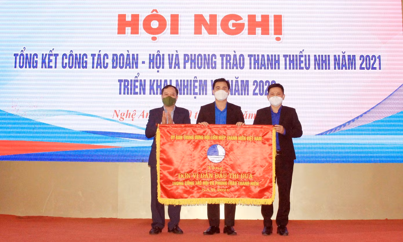 Trung ương Hội LHTN Việt Nam tặng Cờ cho Hội LHTN Việt Nam tỉnh Nghệ An - đơn vị dẫn đầu thi đua trong công tác hội và phong trào thanh niên năm 2021.