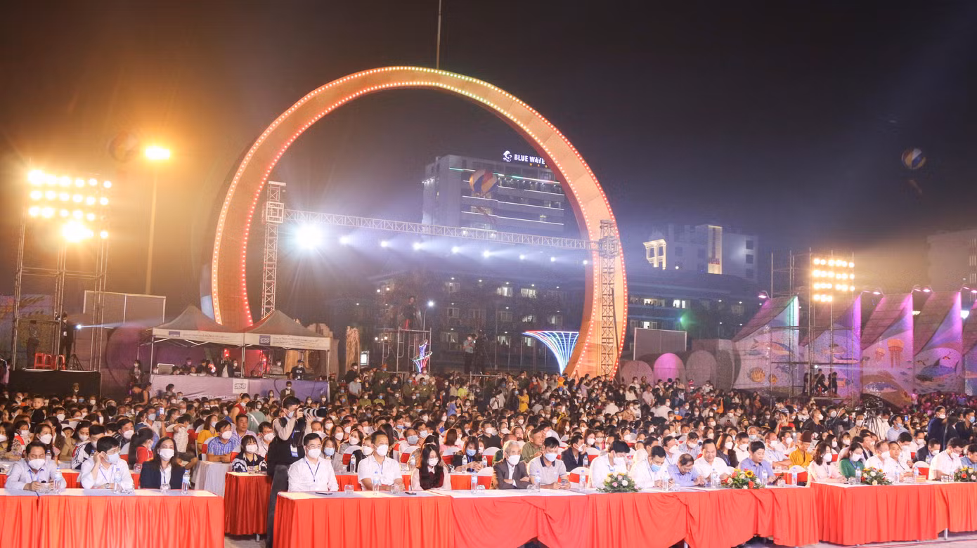 Hàng vạn du khách tham gia Lễ khai mạc du lịch biển Cửa Lò năm 2022.