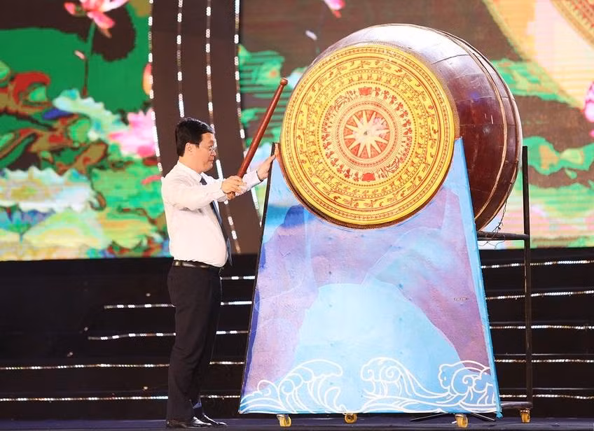 Chủ tịch UBND tỉnh Nghệ An Nguyễn Đức Trung đánh trống khai hội du lịch biển Cửa Lò 2022.