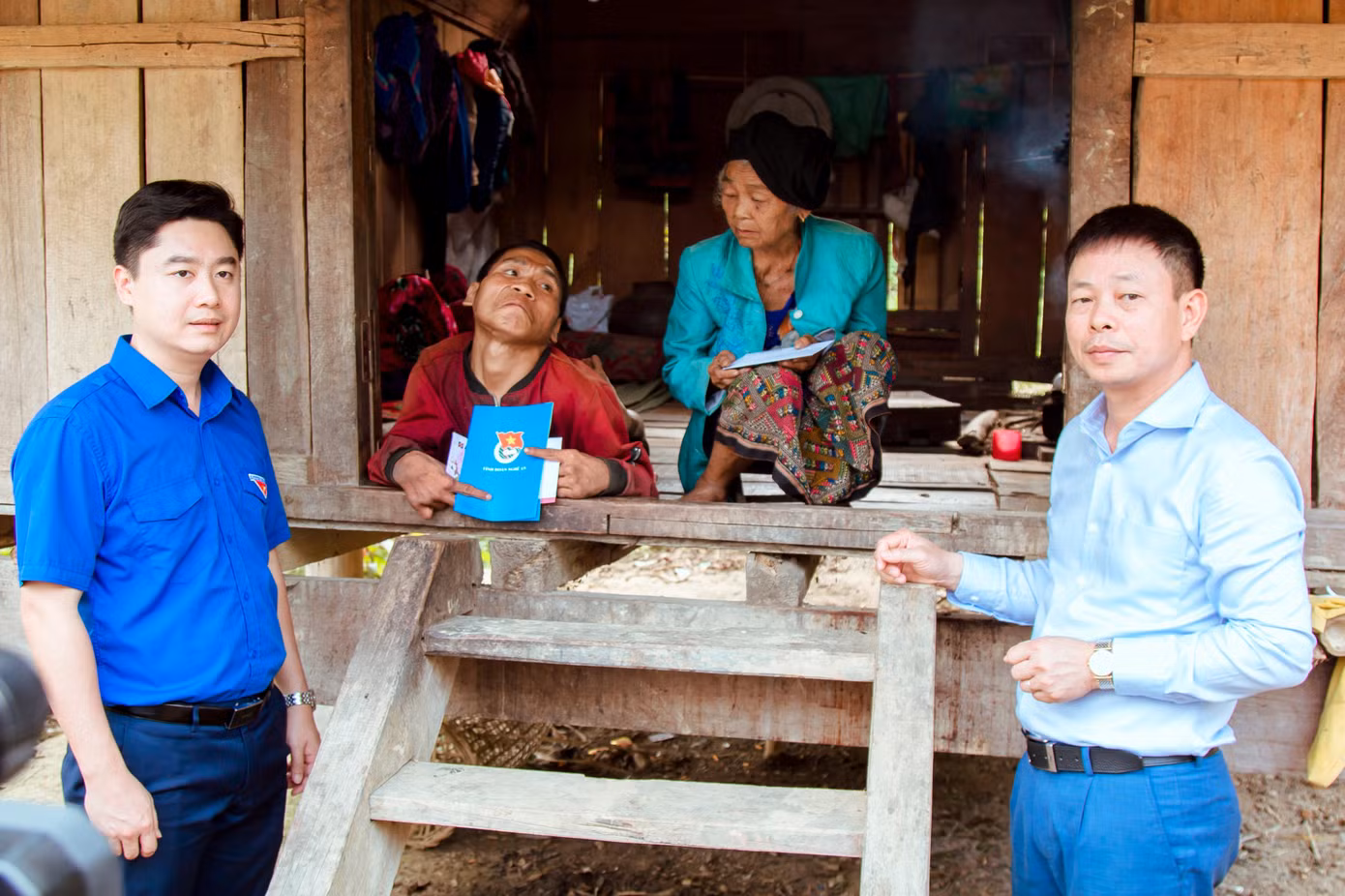 Cùng ngày, Báo Tiền Phong, Tỉnh đoàn Nghệ An đã thăm hỏi, trao quà động viên một hoàn cảnh đặc biệt khó khăn tại bản Lưu Thắng, xã Chiêu Lưu, huyện Kỳ Sơn, Nghệ An.