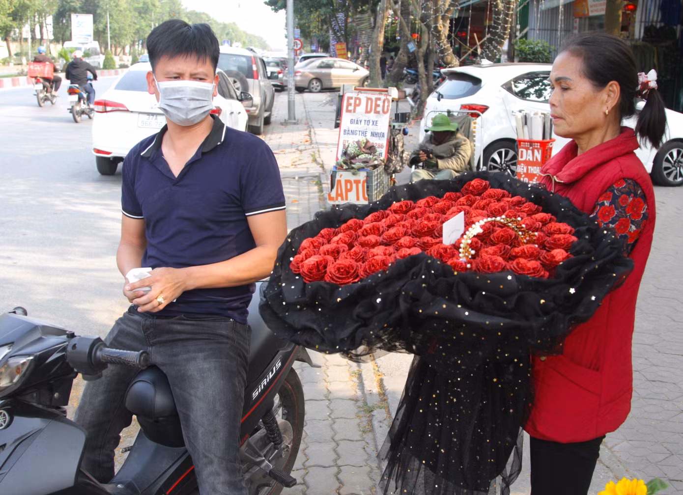 Bà Minh chia sẻ, đa số khách chỉ đến mua 1 bông hồng đỏ. Ngoài ra, những bó hoa sáp hình trái tim đỏ cũng được khách rất ưa chuộng mua để tặng người mình thương. "Hoa sáp giá trung bình từ 200-500 nghìn đồng. Khách mua khá nhiều vì loại hoa này thơm, để được lâu và chẳng bao giờ tàn", bà Minh chia sẻ.