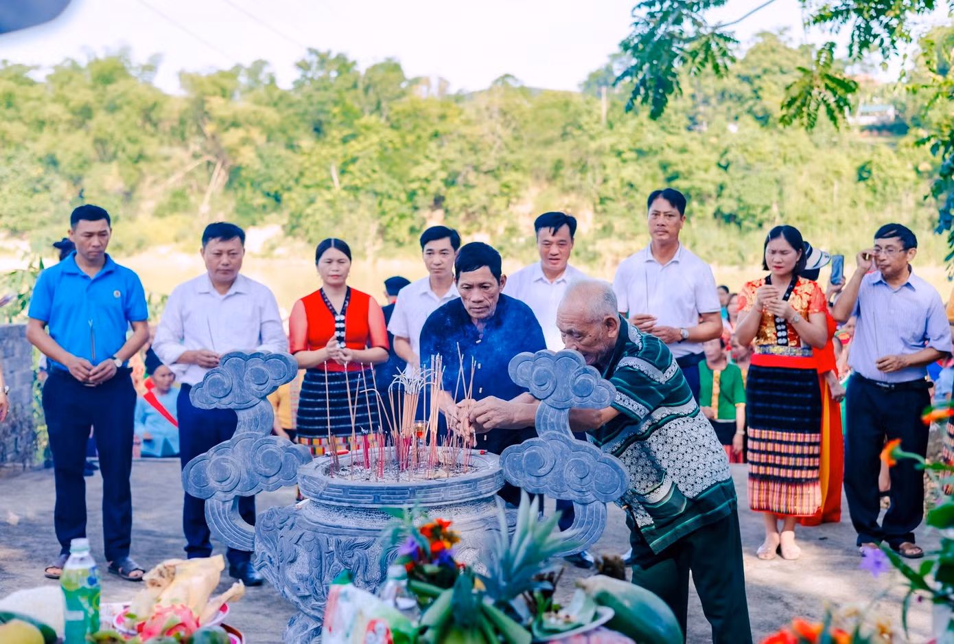 Sau khi thầy mo cúng, các dòng họ, bà con dân bản cùng dâng hương lên để cảm tạ trời đất, cầu mong một năm mưa thuận gió hòa. Ảnh: Hạnh Phúc.