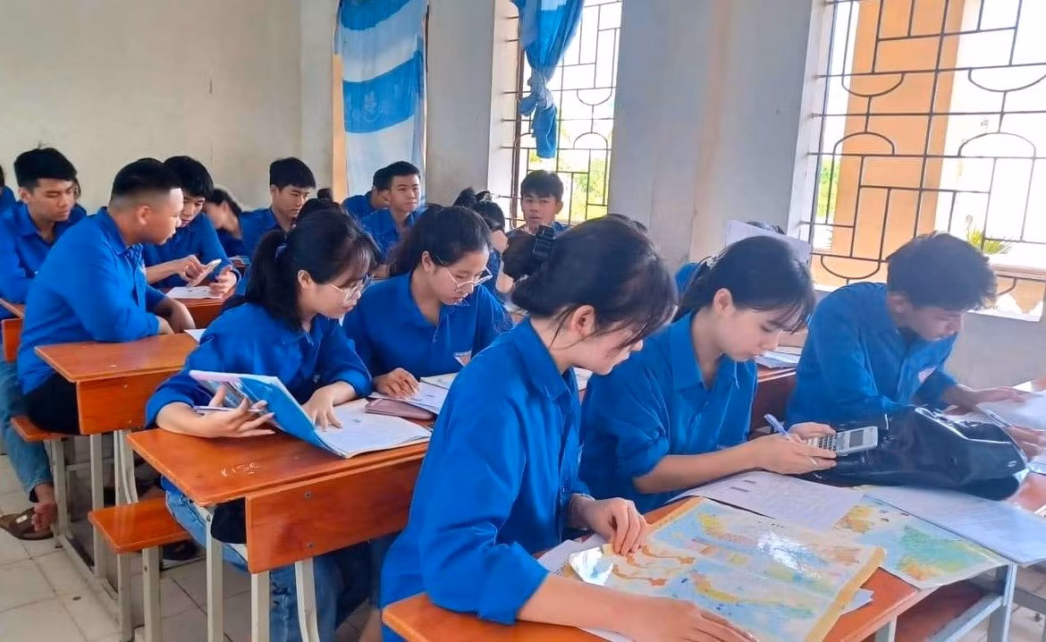 Các em học sinh được các đoàn viên, giáo viên tận tình chỉ bảo, giải đáp những bài học khó.