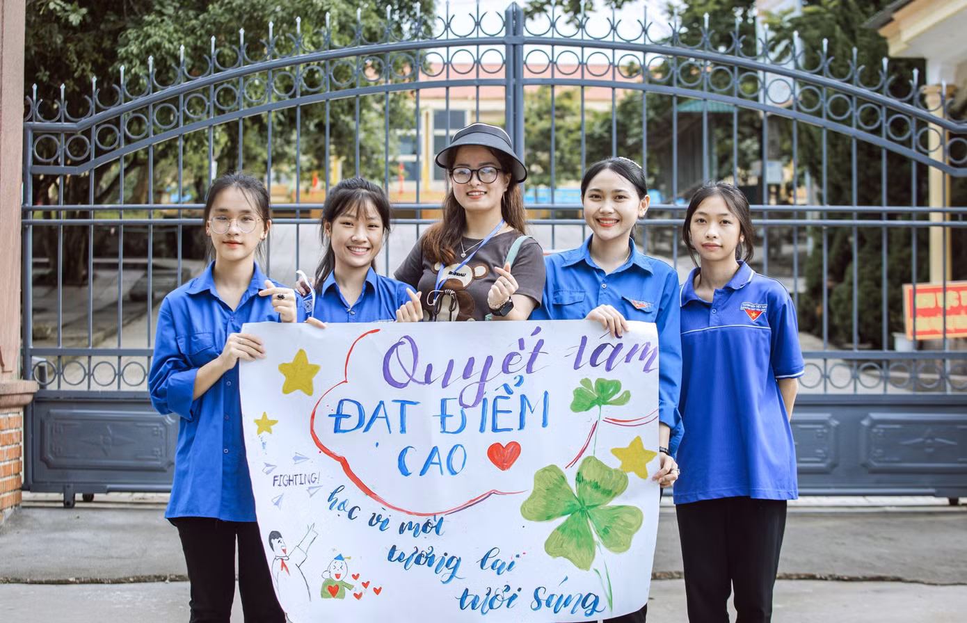 Bức tranh tự vẽ của các đoàn viên tình nguyện tại điểm thi THPT Anh Sơn 2 với lời chúc quyết tâm đạt điểm cao gửi gắm đến các sĩ tử. Ảnh: Rạng Đông.