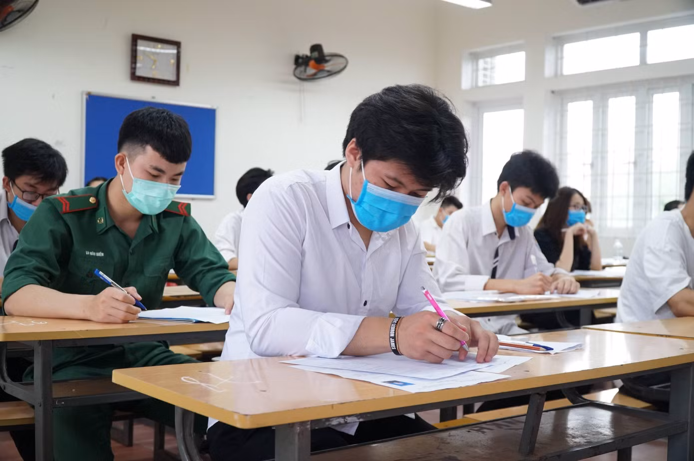 Các thí sinh làm bài môn thi Ngữ Văn.