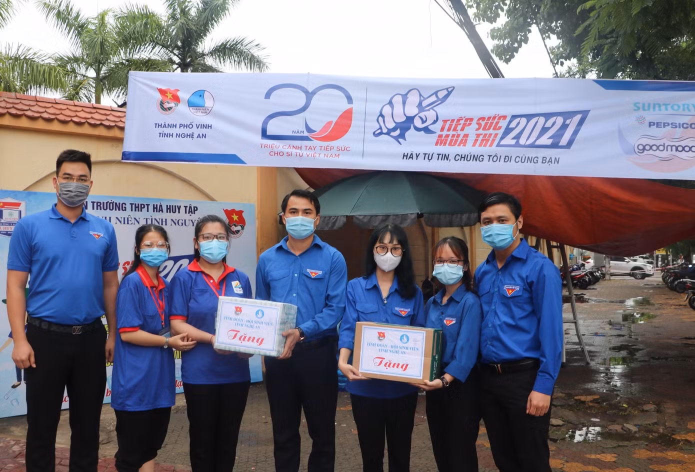 Để kịp thời động viên đoàn viên thanh niên tình nguyện, sáng 7/7, anh Thái Minh Sỹ - Phó Bí thư Tỉnh đoàn, Chủ tịch hội sinh viên tỉnh Nghệ An đã đến tặng quà tại các điểm thi trên địa bàn thành phố Vinh. "Với 68 đội hình thanh niên tình nguyên ở 68 điểm thi, mỗi đội hình không quá 10 người để đảm bảo công tác phòng chống dịch, tuổi trẻ Nghệ An sẽ hỗ trợ tốt nhất cho sĩ tử an tâm vượt vũ môn. Dù hoàn cảnh nào, tinh thần xung kích tình nguyện, nhiệt huyết tuổi trẻ cũng sát cạnh cùng các thí sinh đạt kết quả cao nhất trong kỳ thi", anh Thái Minh Sỹ chia sẻ.