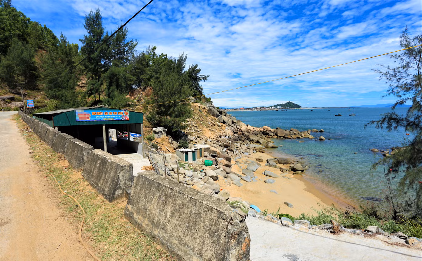 Dọc bãi biển Cẩm Lĩnh còn có một số nhà hàng cheo leo cạnh bãi đá được người dân xây dựng tự phát để kinh doanh.