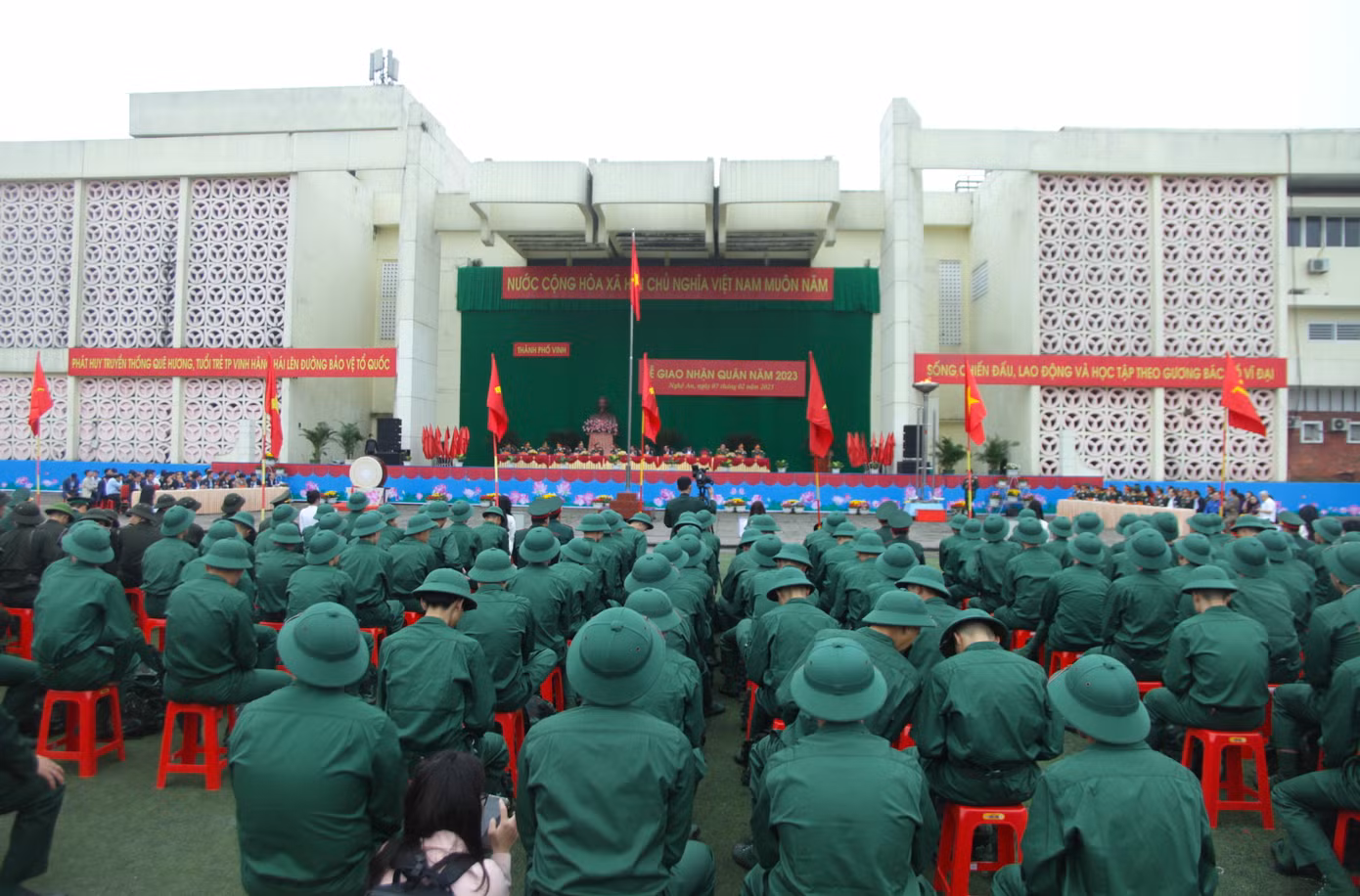 Năm 2023, tỉnh Nghệ An được Chính phủ, Bộ Quốc phòng giao gọi 3.102 công dân nhập ngũ vào Quân đội để bàn giao cho 16 đơn vị nhận quân (có 7 đơn vị của Bộ và 9 đơn vị của Quân khu 4). Theo đó, tỉnh Nghệ An đã phát lệnh gọi nhập ngũ vào Quân đội 3.257 công dân (chính thức 3.102 công dân, dự phòng 155 công dân).