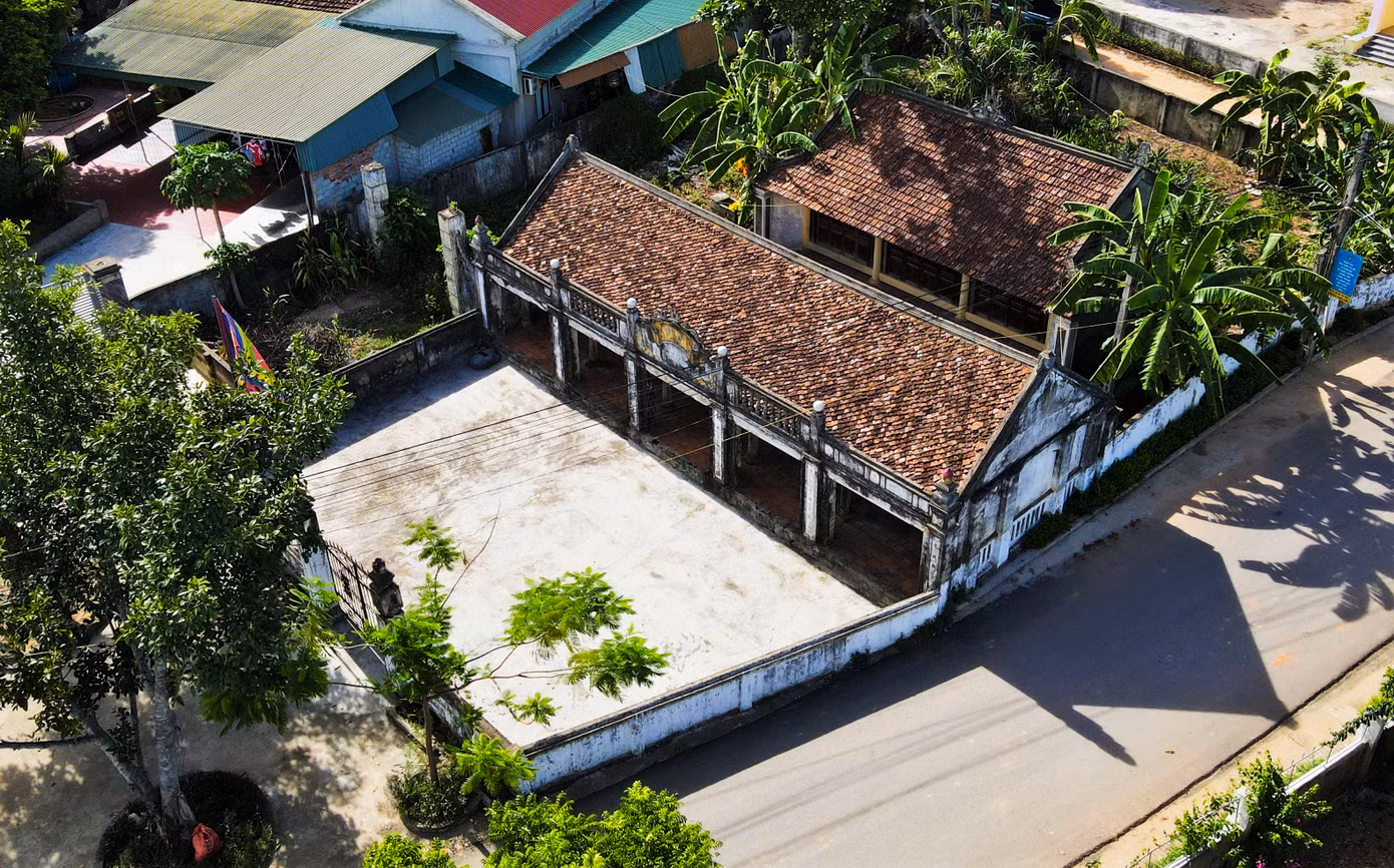 Đình làng Trường Lưu được xây dựng vào thế kỷ XVII, gồm hai phần chính là thượng điện (nơi thờ các vị thần) và hạ điện (nơi người dân sinh hoạt văn hóa tâm linh). Toàn bộ kiến trúc của đình được xây dựng, thiết kế theo phong cách thời Hậu Lê.